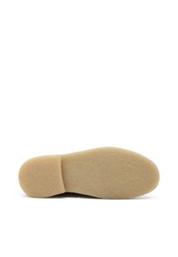 Suola della scarpa, design piatto, colore beige chiaro, superficie testurizzata, punta leggermente arrotondata, dettagli minimi. Materiale antiscivolo.