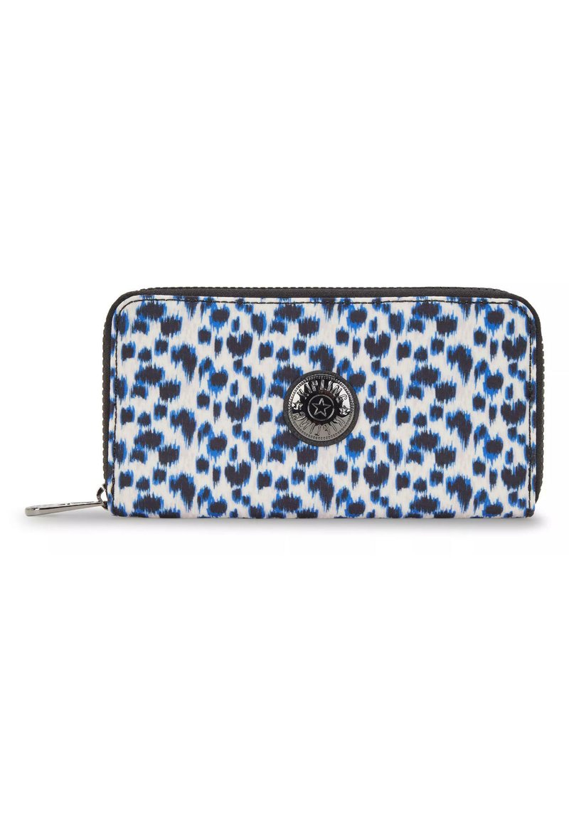 Portafoglio con zip in stampa leopardata blu e nera su sfondo bianco, con un logo metallico circolare sulla parte anteriore.