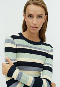 Maglione a coste con strisce orizzontali in verde menta, blu navy, crema e grigio. Collo a giro e design aderente con maniche lunghe.