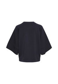 Temno moder oversize pulover, ki ima sproščen kroj, raglan rokave in mehak material z robom, ki se konča na pasu.