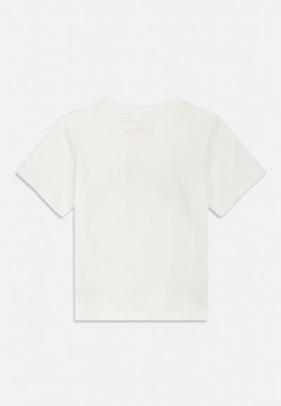 Effen wit T-shirt met korte mouwen, gezien van achteren met een ronde hals en rechte zoom op een lichte achtergrond.