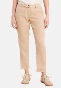 Beige Leinenhose mit lockerer Passform, gekürzter Länge und umgeschlagenen Säumen. Ausgestattet mit einem geflochtenen Gürtel mit einer runden Metallschnalle.