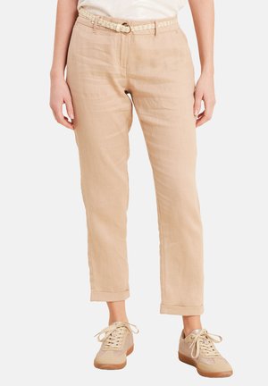 Beige linnen broek met een ontspannen pasvorm, verkorte lengte en opgerolde boorden. Voorzien van een gevlochten riem met een ronde metalen gesp.