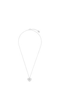 Collar de plata con un colgante en forma de corazón con líneas verticales, unido a una delicada cadena con un cierre ajustable.