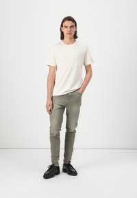 TOM TAILOR BASIC CREW NECK - T-Shirt basic - smooth light sand