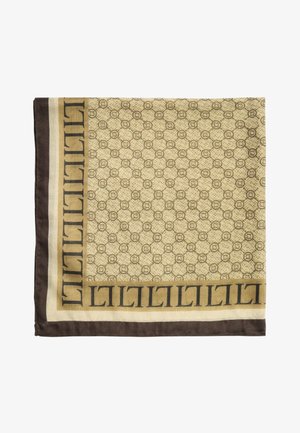 Beige og brun mønstret firkantet tørklæde med geometriske motiver og en kant med gentaget stiliseret bogstavdesign.