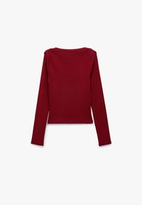 Langarmige rode top van ribstof. Slim fit ontwerp met een ronde halslijn en rechte zoom. Geen zichtbare merktekens of versieringen.