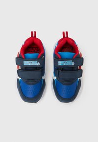 Adidași albaștri și bleumarin cu accente roșii, cu barete velcro și marcaj Captain America. Realizați din material sintetic, cu detalii perforate.