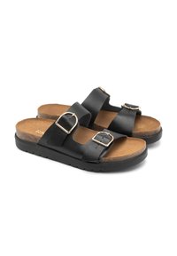 Czarne skórzane sandały z dwoma regulowanymi paskami, złotymi klamrami i korkową wkładką, spoczywające na teksturowanej czarnej podeszwie.