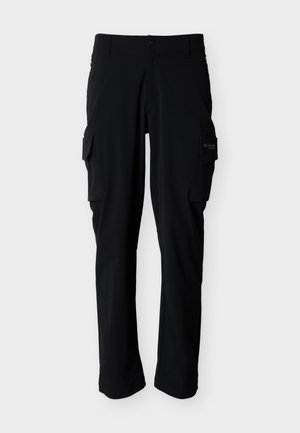 Juodos tiesios kelnės su kišenėmis ant šonų, su užsegimu mygtuku ir diržo kilpomis, rodoma ant paprasto fono.