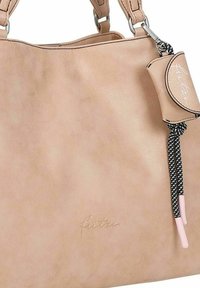 Sac fourre-tout en toile synthétique lisse de couleur tan. Il dispose de deux bretelles, d'une petite pochette et d'un accent à motif noir et blanc.