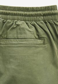 Next REGULAR FIT - Tréningruha alsók - khaki green