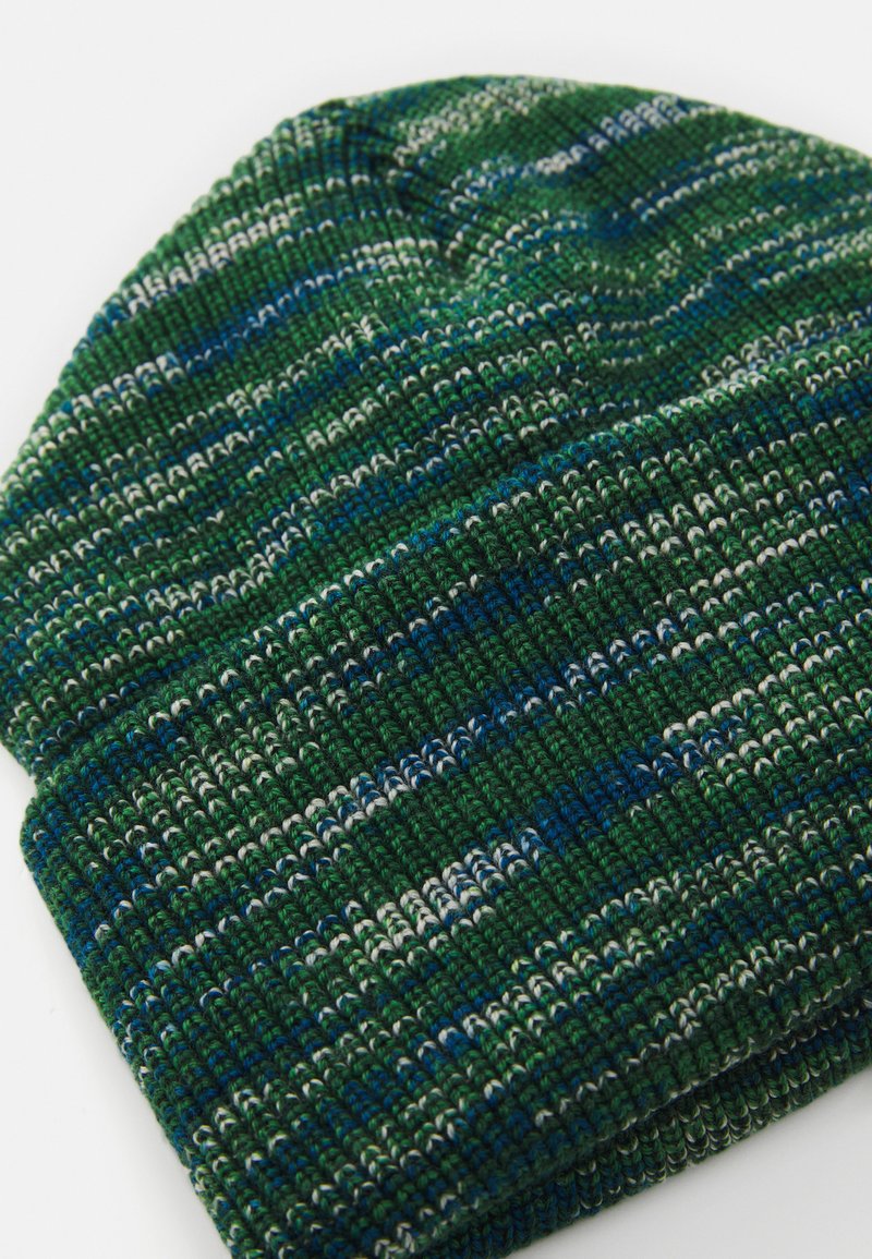 Foldet strikket hue med ribbet tekstur i grøn, blå og hvid stribet farve, vist på en hvid baggrund.