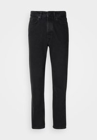 Jean noir taille haute à jambes droites avec bouton et fermeture éclair devant, cinq poches et passants de ceinture, présenté sur fond blanc.