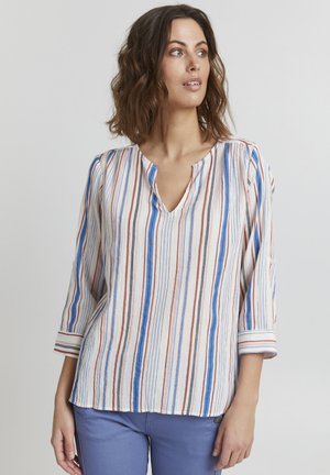 Blusa a righe con linee verticali blu, rosse e nere su sfondo bianco; tessuto leggero e scollatura a V con maniche a tre quarti.