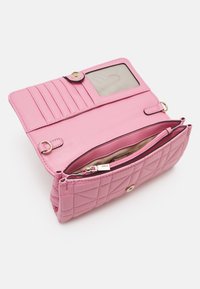 Guess ASSIA CROSSBODY FLAP ORGANIZER - Skuldertasker - pink