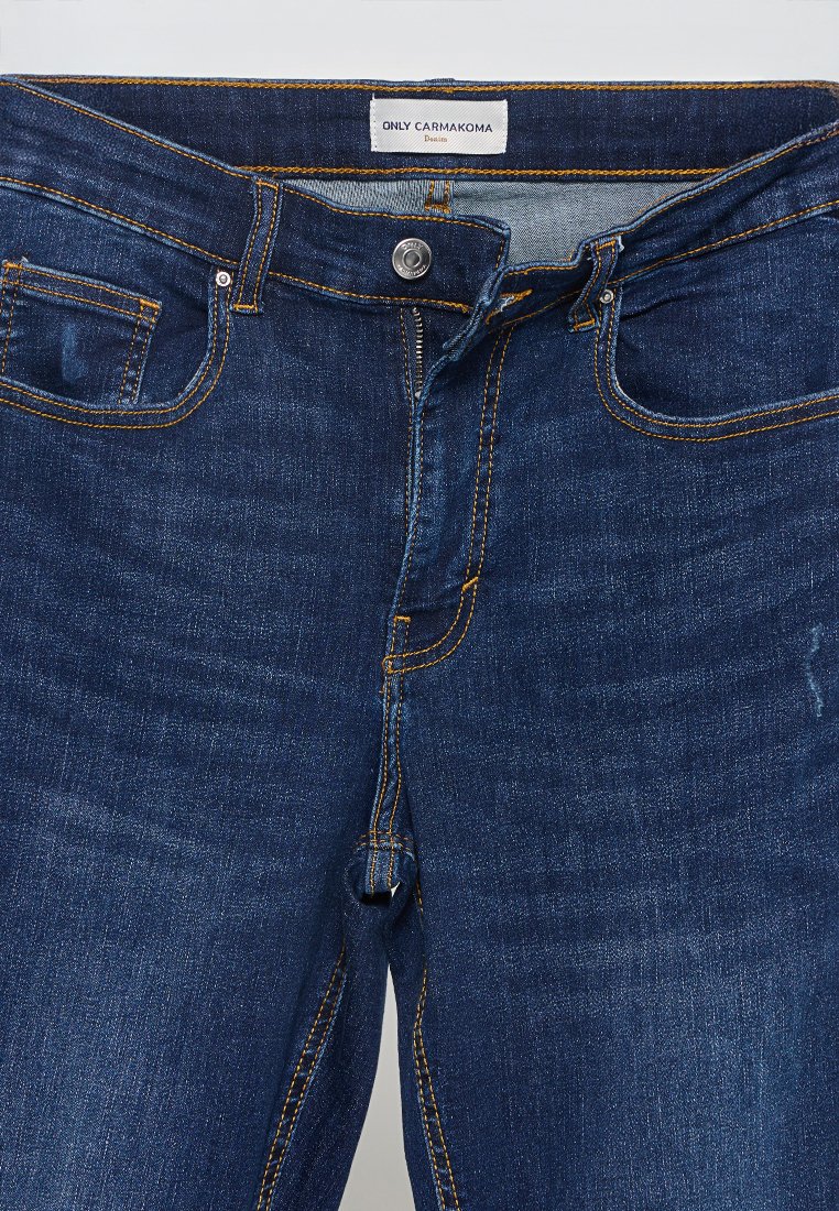 Dunkelblaue Denim-Jeans mit klassischem Fünf-Taschen-Design, kontrastierenden orangefarbenen Nähten, einem Metallknopfverschluss und einem Etikett im Inneren.