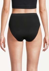 Schwarze hoch sitzende Unterhose aus glattem Stoff, mit einem nahtlosen Bund, geschwungenen Beinöffnungen und einem figurnahen Design.