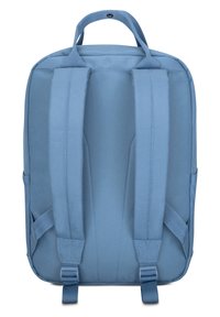Kék szövet hátizsák két állítható vállpánttal, felső fogantyúval és megerősített varrásokkal. Simább textúra, minimalista dizájn, minta nélkül.