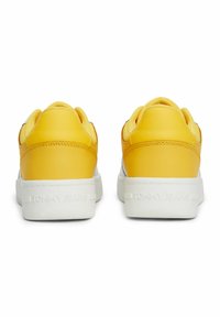Tommy Jeans RETRO BASKET - Sneaker low - warm yellow