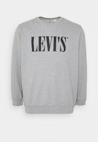 Sudadera gris de mezcla de algodón, con cuello redondo y mangas largas. Logo negro de "LEVI'S" prominently displayed en la parte delantera.