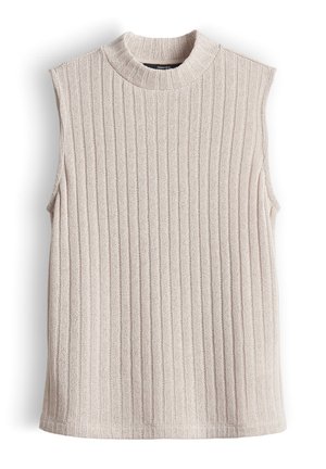 Beige mouwloze gebreide sweater-vest met ribbelstructuur en een hoge ronde hals, plat gelegd op een witte achtergrond.