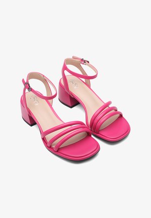 Rosa Absatzsandalen mit einem offenen Zehendesign, ausgestattet mit drei horizontalen Riemen und einem Knöchelriemen. Glatte Textur und Blockabsatz.
