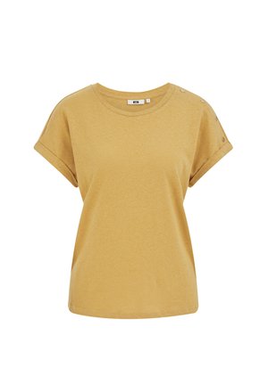 Mosterdgele T-shirt met korte mouwen, opgerolde manchetten en zilveren drukknoopjes op de linkerschouder, tegen een witte achtergrond.