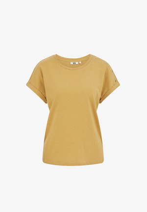 Mosterdgele T-shirt met korte mouwen, opgerolde manchetten en zilveren drukknoopjes op de linkerschouder, tegen een witte achtergrond.