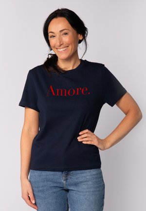 Marineblauwe katoenen T-shirt met korte mouwen, met het woord "Amore." in vetrode letters op de borst. Eenvoudig crew neck ontwerp.