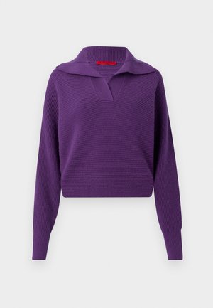 Lilla strikkegenser med bred krage, V-hals og lange ermer. Teksturert stoff, kort lengde, med et merket rødt innerlapp.