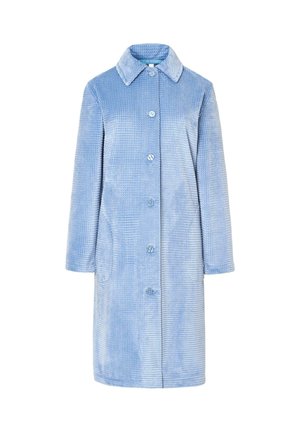 Abrigo de pana azul claro con cuello de muesca, mangas largas, cierre de botones, dos bolsillos laterales y un patrón texturizado.