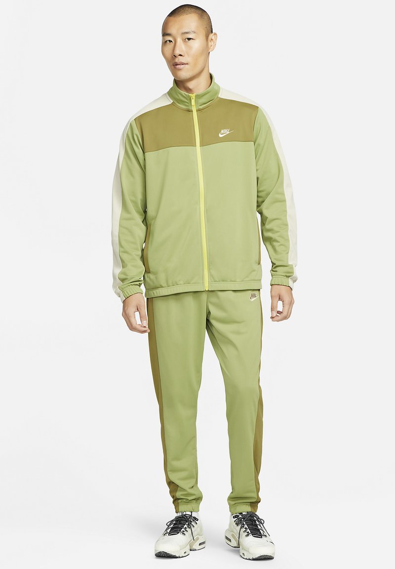 Nike Sportswear ESSENTIALS Tracksuit gruen oliv/green Zalando.de