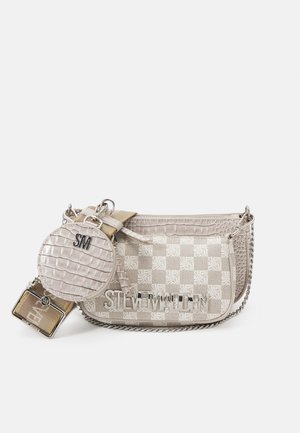 Beige kariert Designertasche mit silberner Kettenriemen, rundem Münzetui mit Krokodillederstruktur und Metall-Schriftzug "STEVE MADDEN".