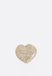 Alfiler en forma de corazón hecho de metal de tono dorado, cubierto de cristales de imitación transparentes. Presenta una superficie lisa con acentos de piedras elevadas.