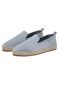 Zapatillas de ante azul claro, tipo slip-on, con detalles de cuerda de yute alrededor de la suela, que presentan una puntera redonda y laterales cortados para ventilación.
