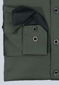 Gefaltetes dunkelgrünes Langarmhemd mit schwarzem, gemustertem Innenbund, silbernen, randlosen schwarzen Knöpfen am Bund und an der vorderen Leiste.