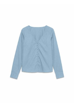 Blouse bleu clair à manches longues avec col en V et boutons recouverts de tissu le long du devant.