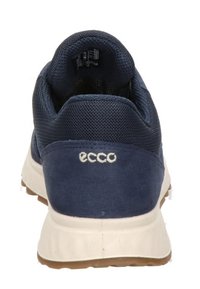 Marineblaue Sneaker mit einem Obermaterial aus Mesh und Wildleder, gepolstertem Kragen, weißem Branding und einer strukturierten Gummisohle.
