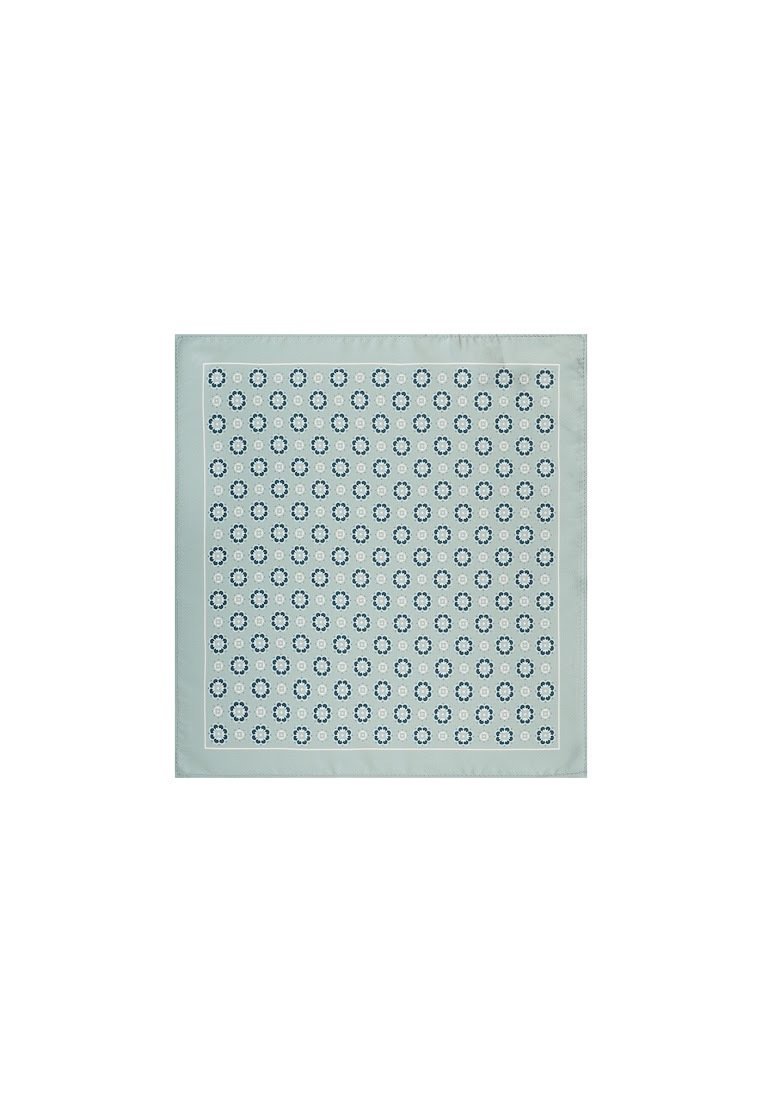 Jasnoniebieski jedwabny szalik z powtarzającym się kwiatowym wzorem w ciemnoniebieskim i białym kolorze. Charakteryzuje się gładką teksturą i obramowanym brzegiem.