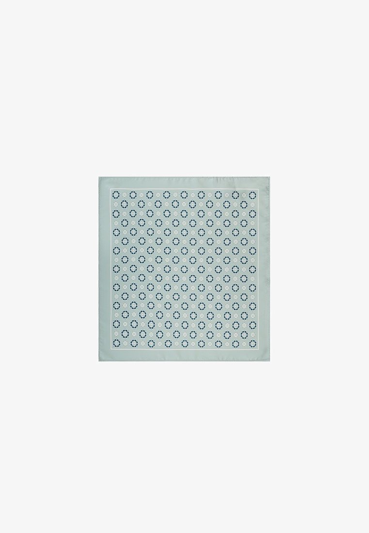 Jasnoniebieski jedwabny szalik z powtarzającym się kwiatowym wzorem w ciemnoniebieskim i białym kolorze. Charakteryzuje się gładką teksturą i obramowanym brzegiem.