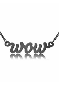 Schwarze Halskette aus Metall mit dem Wort "wow" in einer schwungvollen Schriftart. Das Design hat eine polierte Oberfläche und hängt an einer filigranen Kette.
