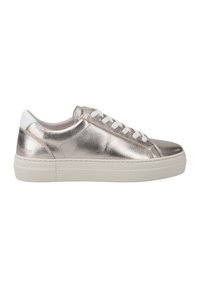 Sneaker argento metallico con texture liscia, caratterizzato da lacci bianchi e un tallone bianco a contrasto. Suola in gomma spessa. Design semplice.