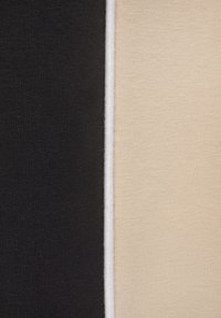 Dehnbare Stoffmuster: eines schwarz und eines beige. Beide zeigen eine glatte, weiche Textur und ein geripptes Muster entlang ihrer Länge.