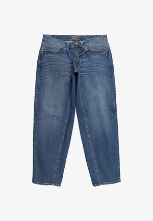 Niebieskie dżinsy wykonane z denimu z wyblakłymi zagniecenami na udach, częściowo rozpiętym zamkiem błyskawicznym i metalowym guzikiem, prezentowane na białym tle.