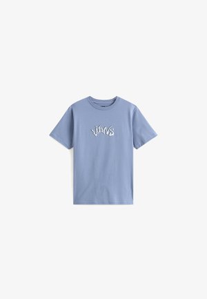 Jasnoniebieska koszulka z krótkim rękawem, wykonana z miękkiej bawełny, z białym logo graficznym na przodzie, z użyciem stylizowanej czcionki.