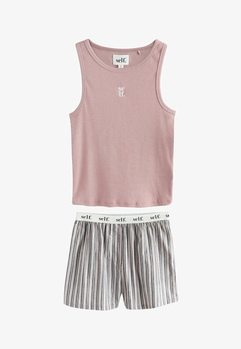 Camiseta sin mangas rosa con textura acanalada y logo "self.", combinada con pantalones cortos a rayas con una cinturilla blanca impresa repetidamente con "self.".