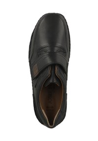 Chaussure en cuir noir avec un design texturé, sangle Velcro et semelle intérieure rembourrée. Bout rond et accents cousus le long des bords.