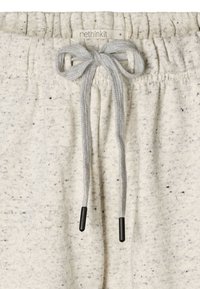 Jasnoszare melanżowe spodnie dresowe z elastycznym paskiem w talii i wiązanym sznurkiem, z małą tkaną metką z nazwą marki "rethinkit".