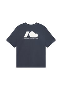 Granatowa bawełniana koszulka z krótkim rękawem, z dużym białym wzorem graficznym oraz napisem "ZAŁOŻONA W POLSCE W 1994 R." na plecach.